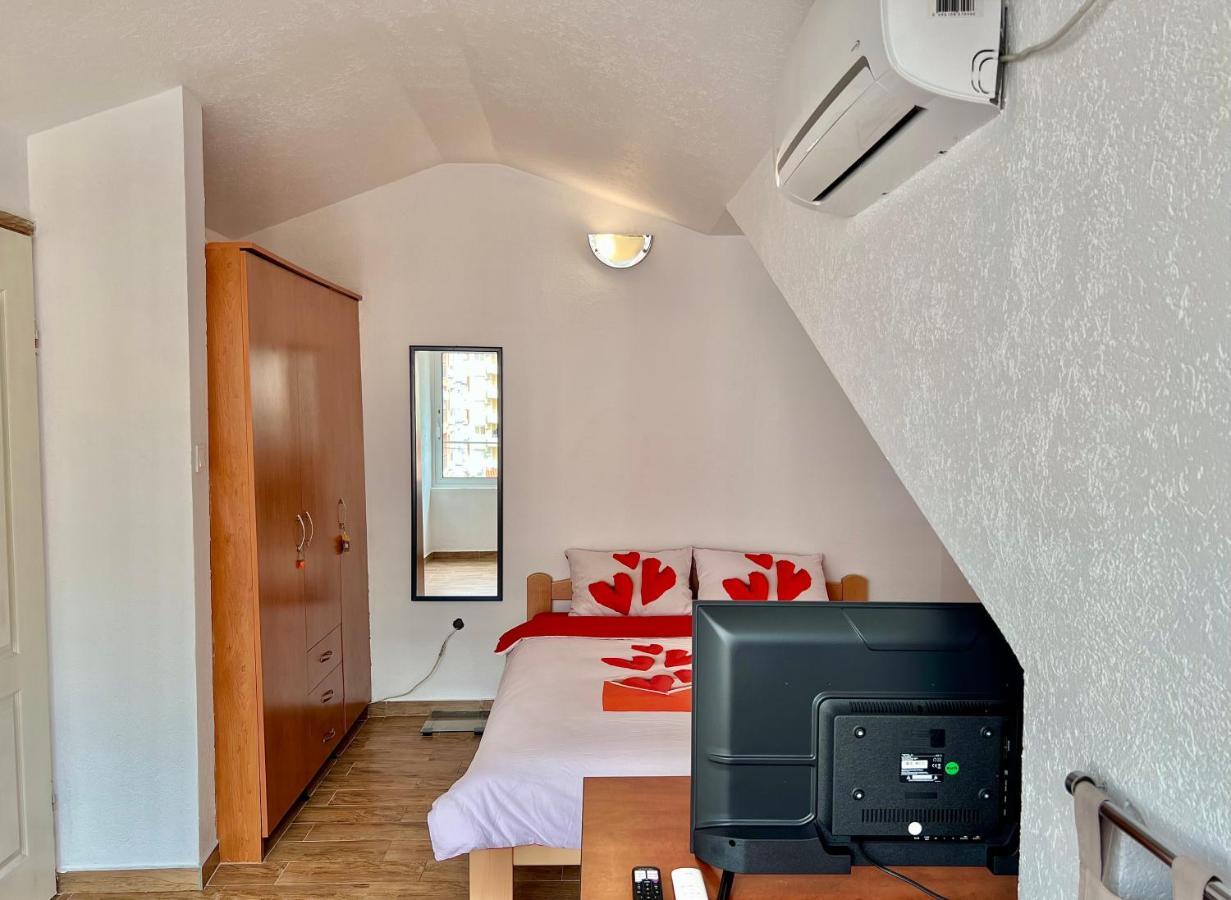 Homestay Mark - Double Bed Room - Shared Bathroom And Kitchen 부드바 외부 사진