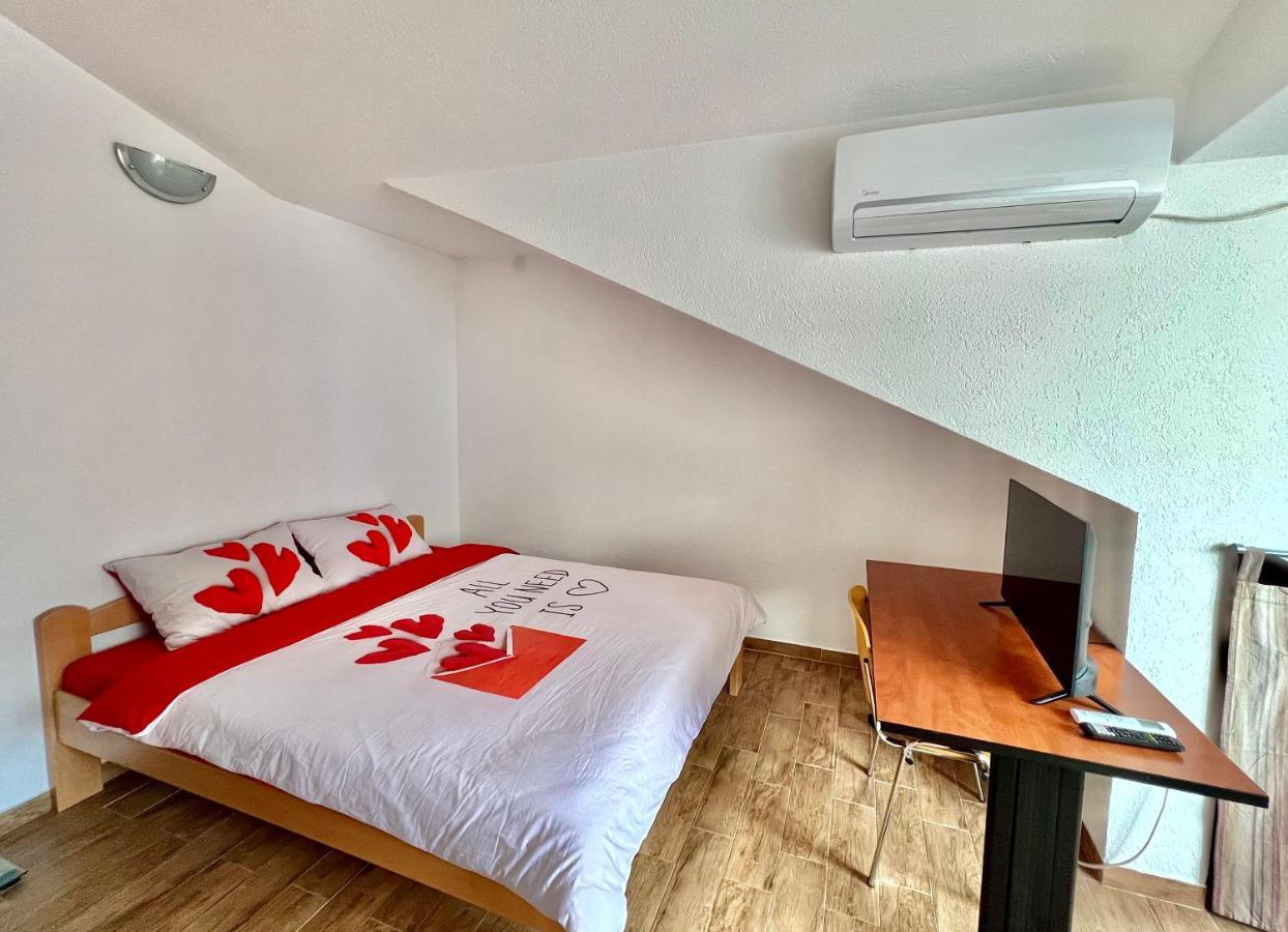 Homestay Mark - Double Bed Room - Shared Bathroom And Kitchen 부드바 외부 사진